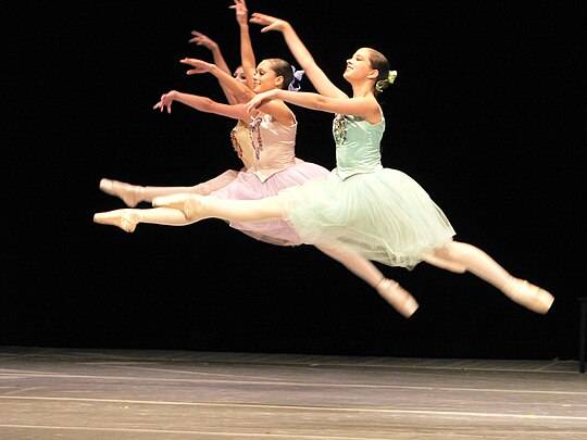 Ballerinas performing a Grandjete