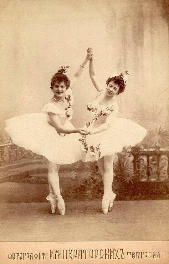 Pierina Legnani (left) as Medora and Olga Preobrajenska (right) as Gulnare in the scene Le jardin animé from Marius Petipa's final revival of Le Corsaire, St. Petersburg, 1899. 